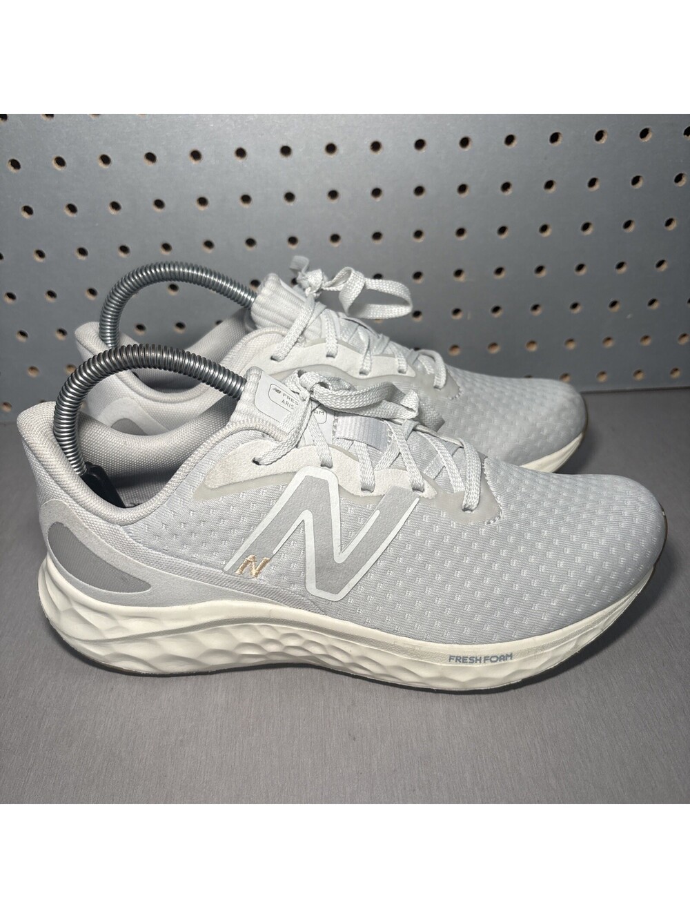 New Balance Fresh Foam Arishi V4 Shoes Womens Sz 8.5 B Gray Off White Summer Fog